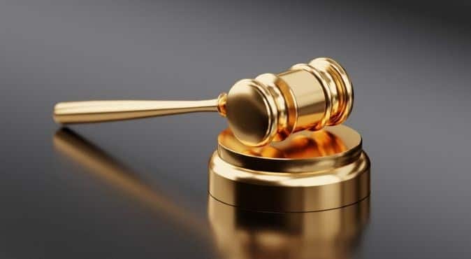 Urteil: Bauarbeiten am Mehrfamilienhaus auch ohne Bebauungsplan zulässig 14 Canva Golden Hammer and Gavel